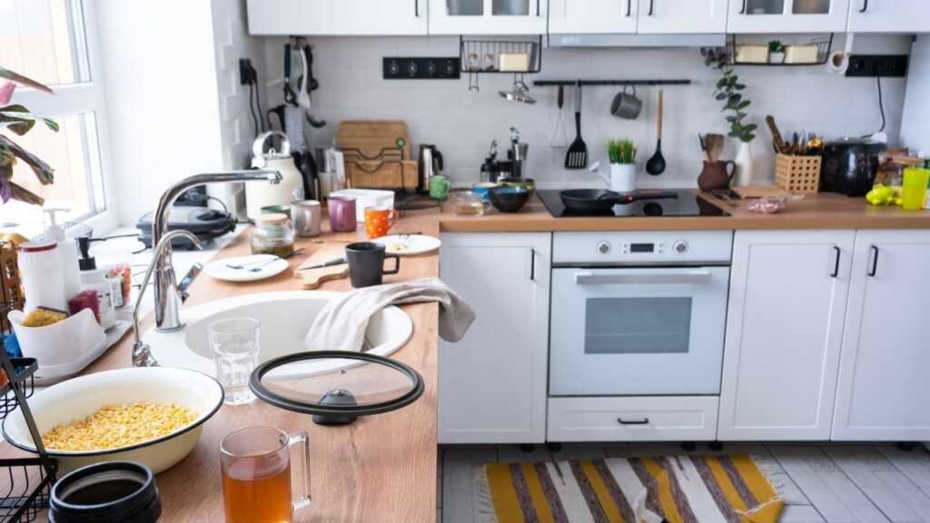 Stanza disordinata piena di oggetti prima del decluttering Stanza disordinata piena di oggetti prima del decluttering