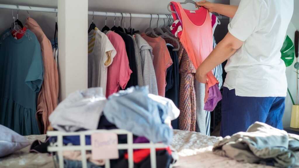 Persona che rimuove oggetti superflui per fare decluttering in casa Persona che rimuove oggetti superflui per fare decluttering in casa
