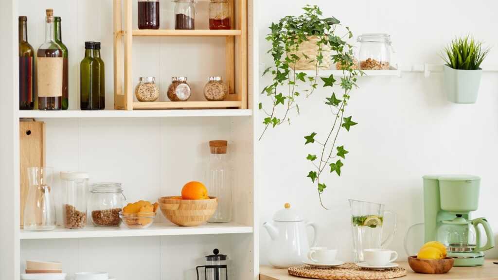Interno di una casa ordinata e luminosa dopo il decluttering Interno di una casa ordinata e luminosa dopo il decluttering