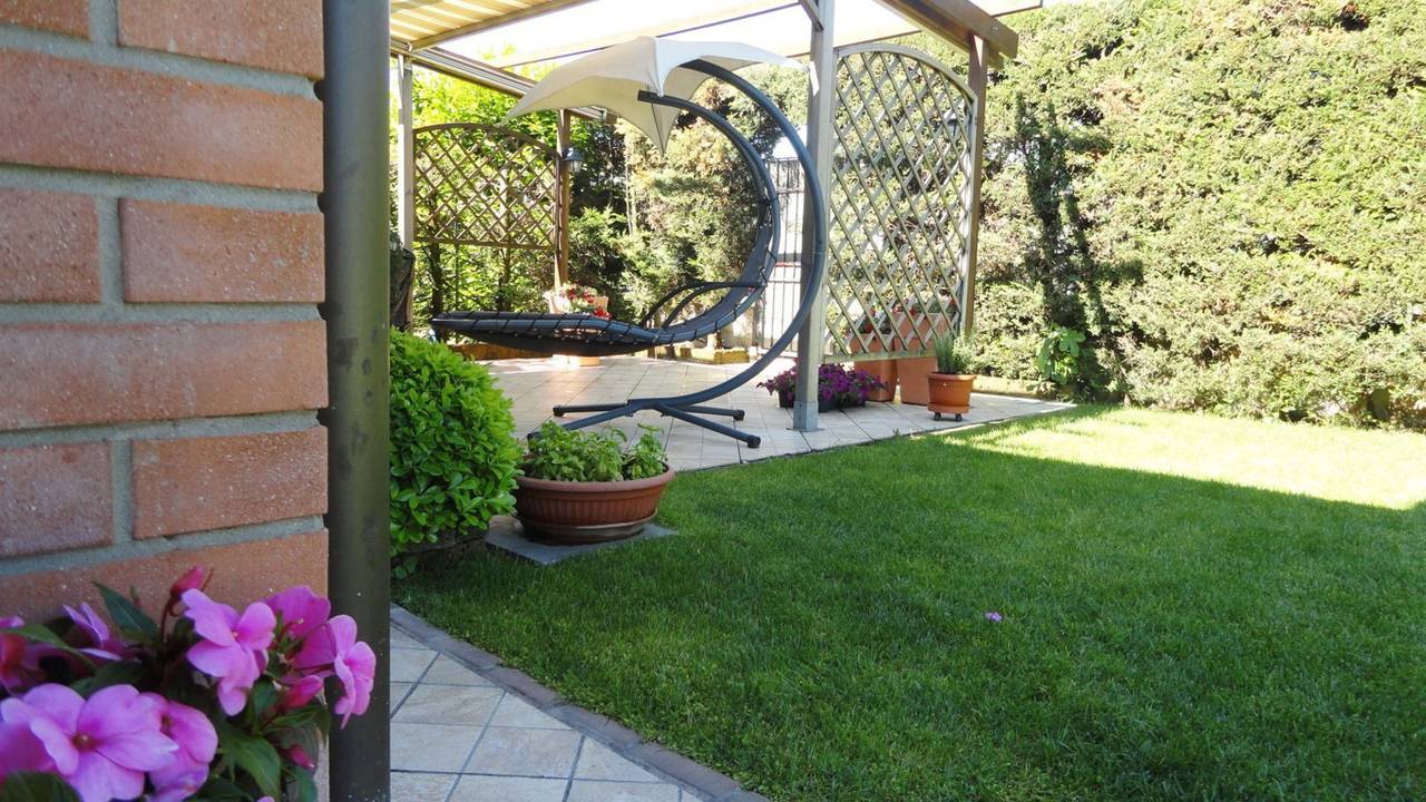 Villa-con-piscina-in-vendita-a-Busnago-in-Brianza-1