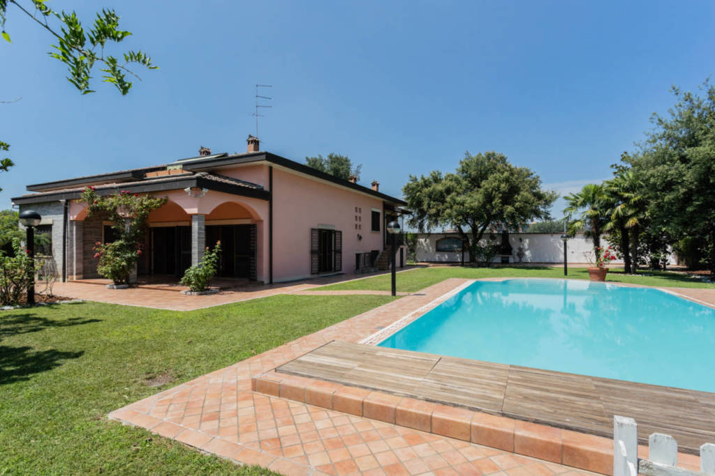 villa con piscina venduta a Rozzano Milano villa con piscina venduta a Rozzano Milano