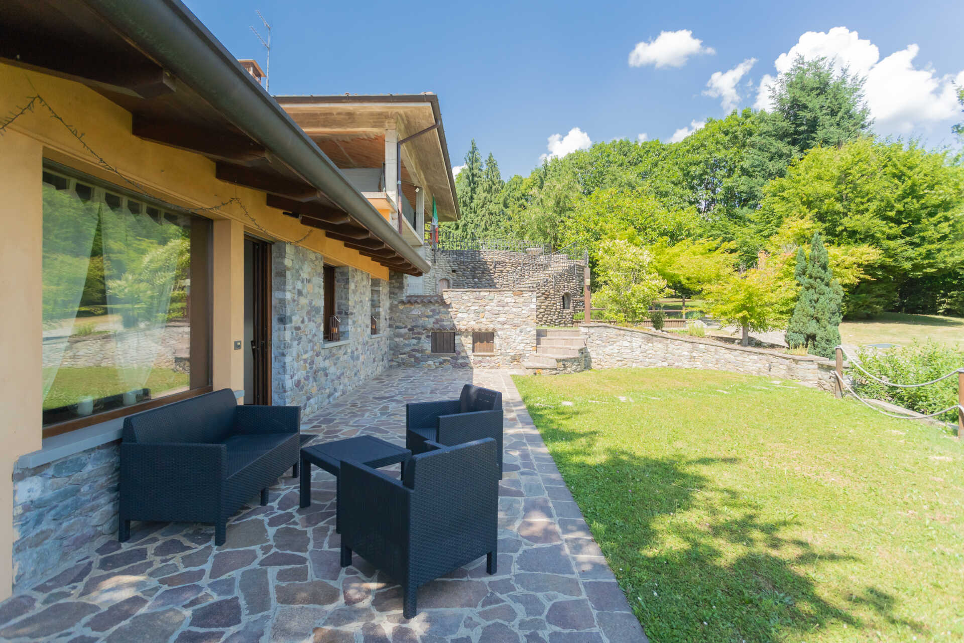 villa-in-vendita-almenno-san-salvatore-con-terreno-casa&style-immobiliare-milano-brianza (19)