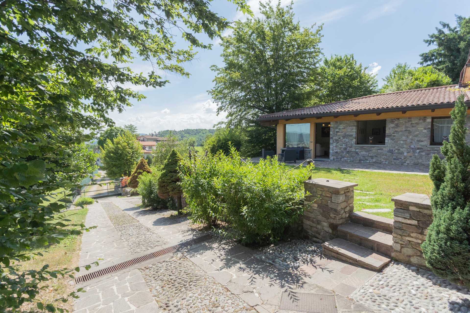 villa-in-vendita-almenno-san-salvatore-con-terreno-casa&style-immobiliare-milano-brianza (59)