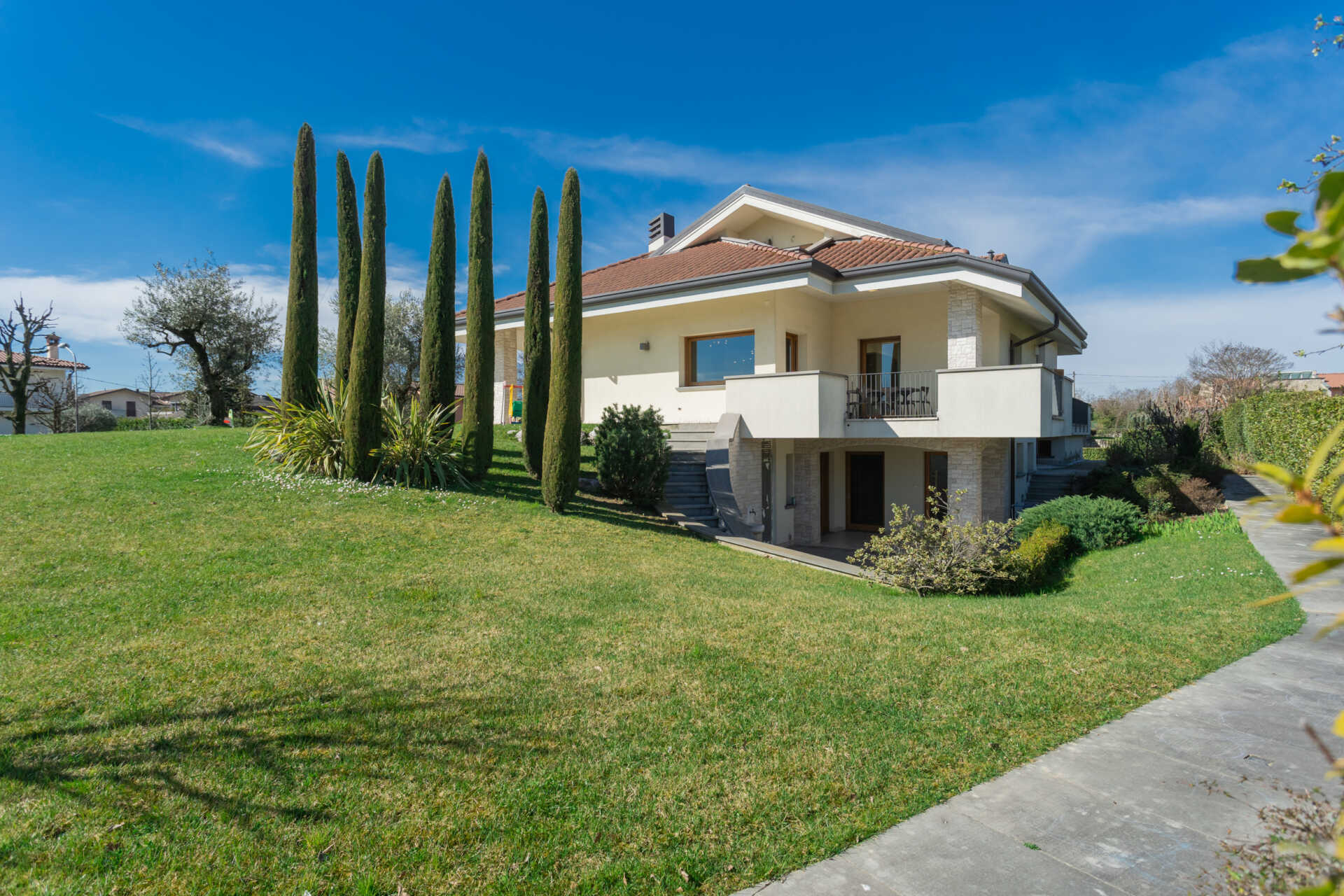 Villa in vendita a Brusaporto Bergamo ristrutturata e con ascensore Villa in vendita a Brusaporto Bergamo ristrutturata e con ascensore