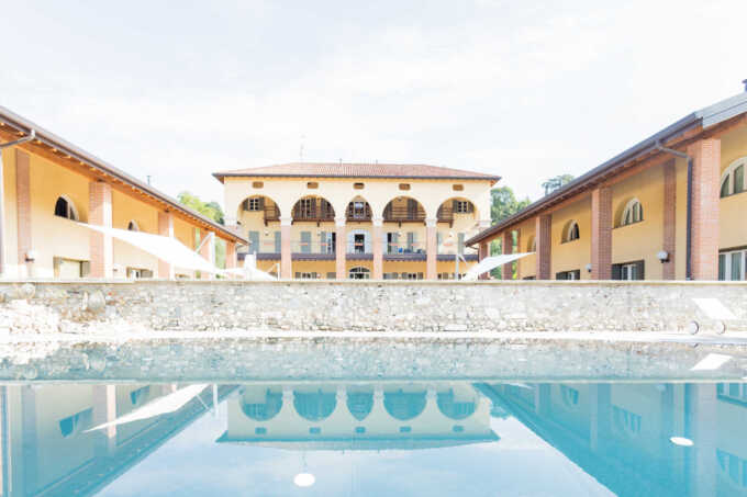 In vendita a Merate villa di lusso con piscina: ex-cascina ristrutturata