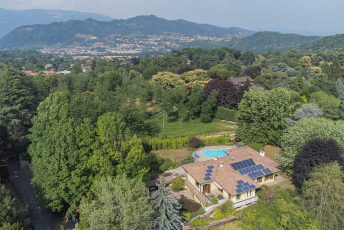 Villa singola in vendita a Merate con piscina