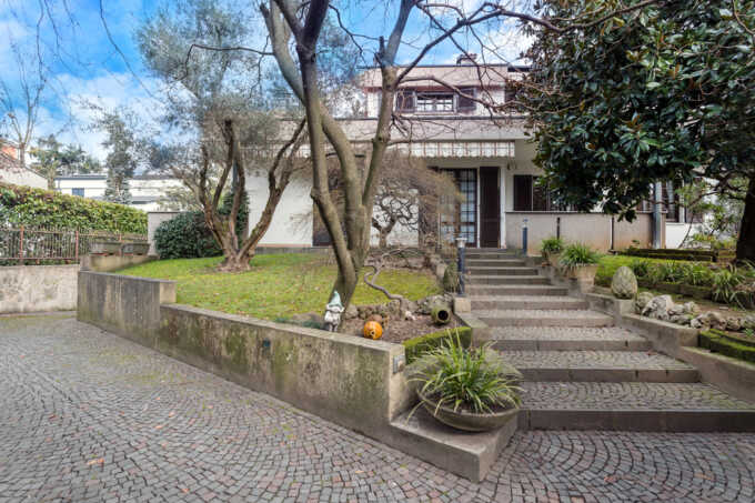 Villa in vendita a Bernareggio con giardino divisa in 2 appartamenti