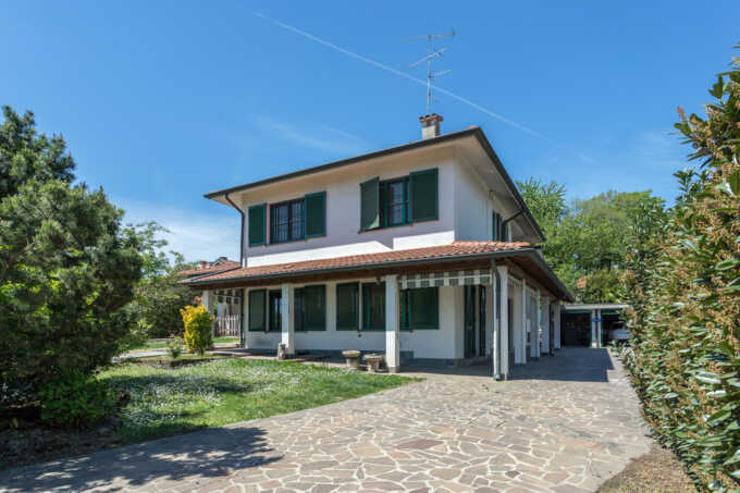 Villa singola con giardino in vendita a Bernareggio