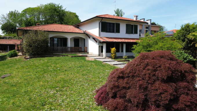 Villa singola con giardino in vendita a Bernareggio