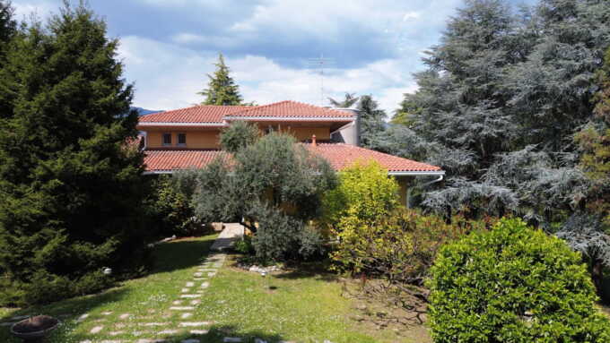 Villa singola con parco e piscina in vendita a Monguzzo