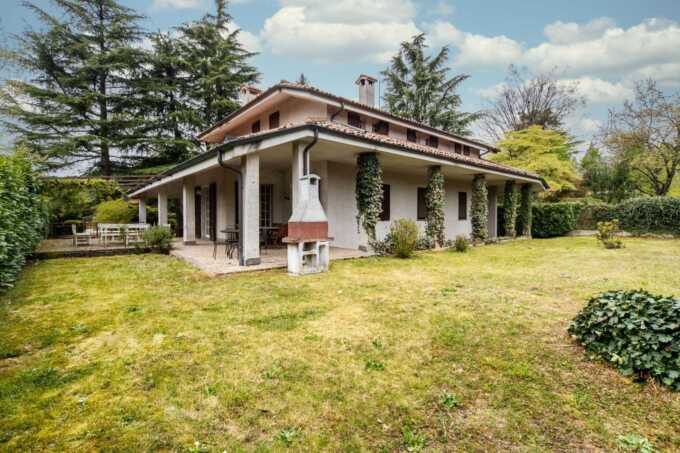 Villa singola con giardino in vendita a Casatenovo
