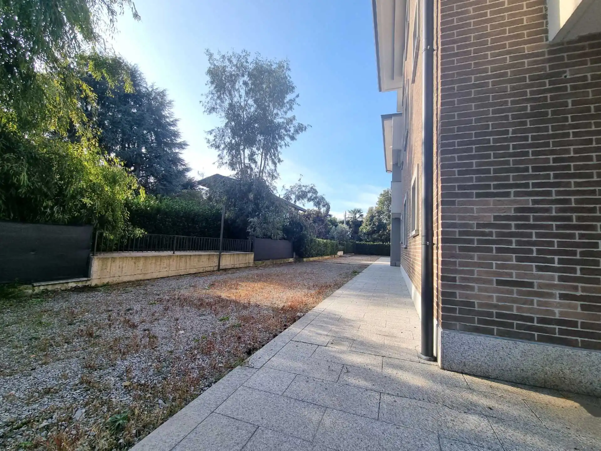 Merate vendesi in nuova costruzione 3 locali con giardino (13)