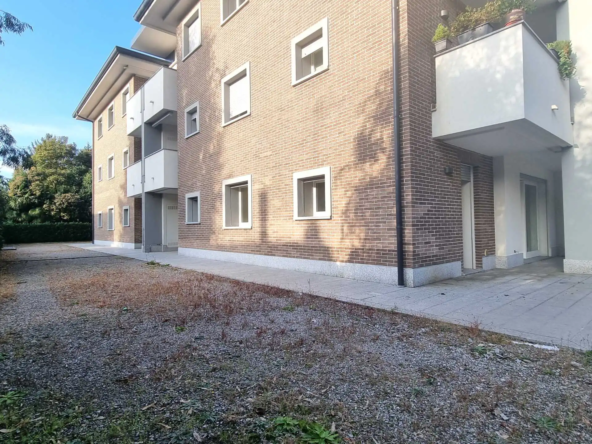 Merate vendesi in nuova costruzione 3 locali con giardino (8)