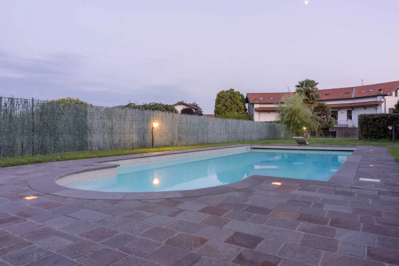 splendida-villa-con-piscina-in-vendita-a-usmate-velate-agenzia-immobiliare-milano-brianza-casa&style (12)