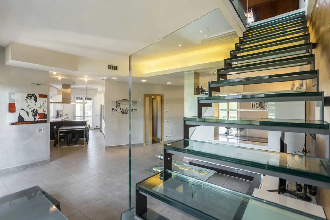 splendida-villa-con-piscina-in-vendita-a-usmate-velate-agenzia-immobiliare-milano-brianza-casa&style 1