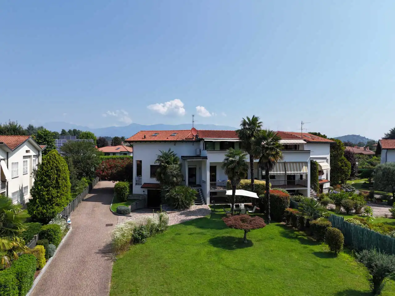 splendida-villa-con-piscina-in-vendita-a-usmate-velate-agenzia-immobiliare-milano-brianza-casa&style (1)