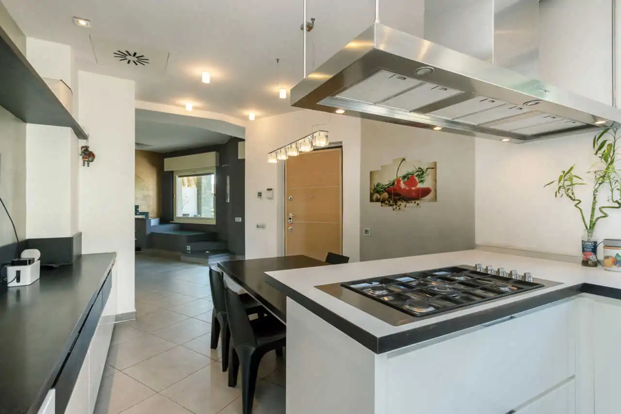 splendida-villa-con-piscina-in-vendita-a-usmate-velate-agenzia-immobiliare-milano-brianza-casa&style 10