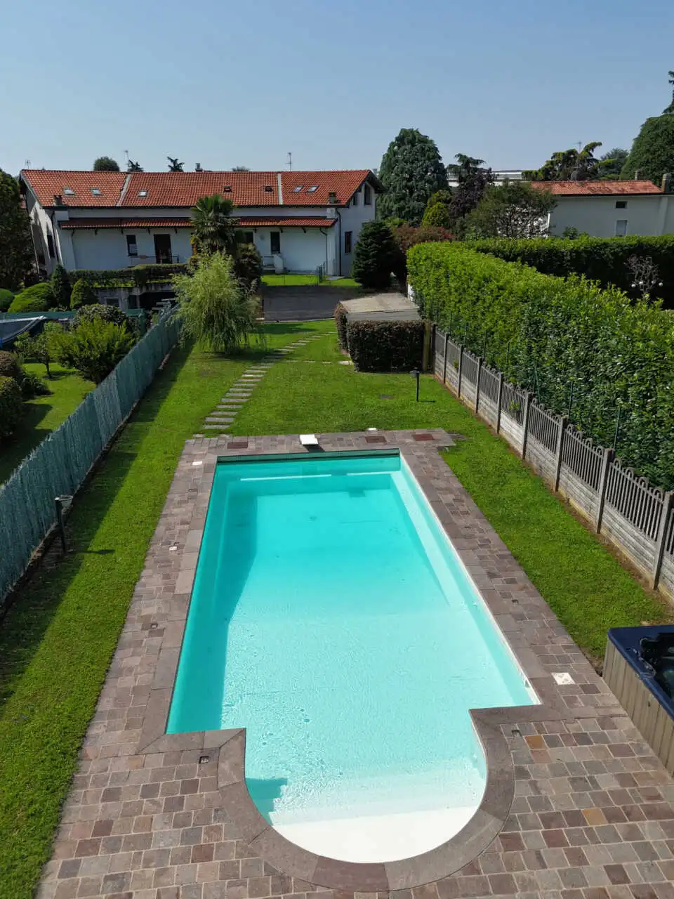 splendida-villa-con-piscina-in-vendita-a-usmate-velate-agenzia-immobiliare-milano-brianza-casa&style (10)