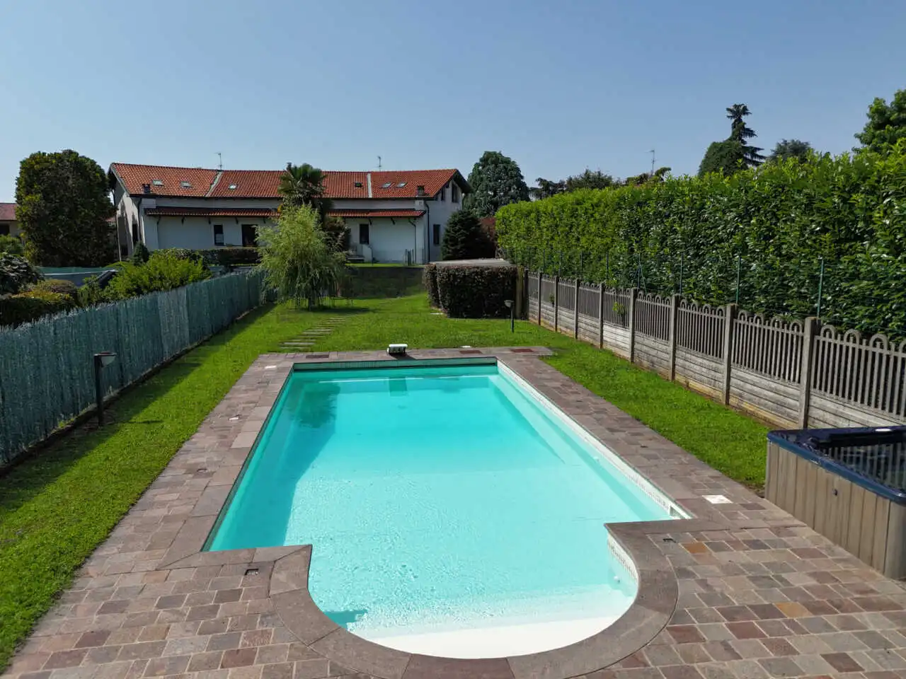 splendida-villa-con-piscina-in-vendita-a-usmate-velate-agenzia-immobiliare-milano-brianza-casa&style (11)