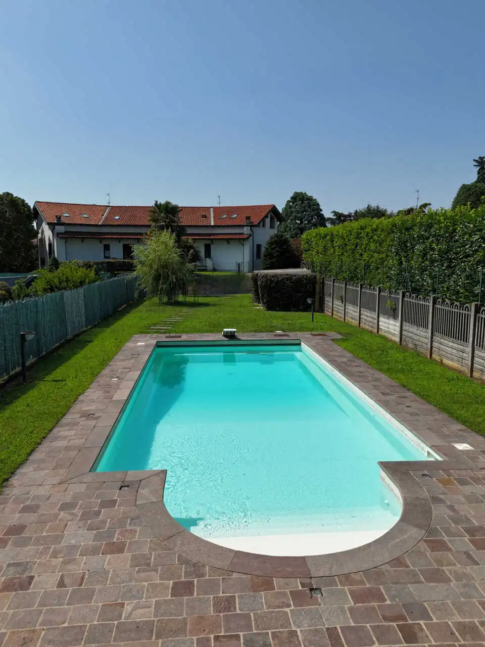 splendida-villa-con-piscina-in-vendita-a-usmate-velate-agenzia-immobiliare-milano-brianza-casa&style (12)