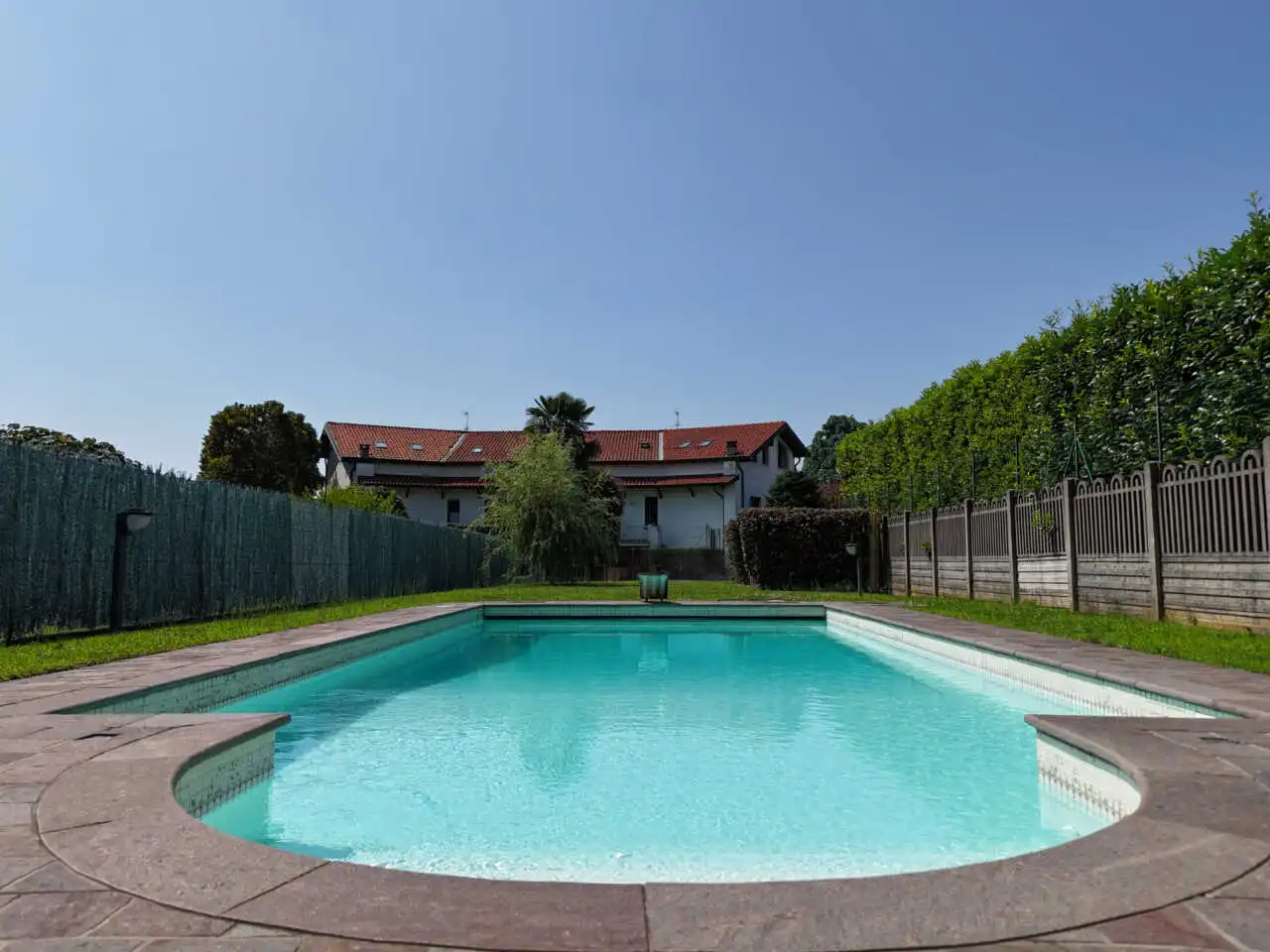 splendida-villa-con-piscina-in-vendita-a-usmate-velate-agenzia-immobiliare-milano-brianza-casa&style (14)