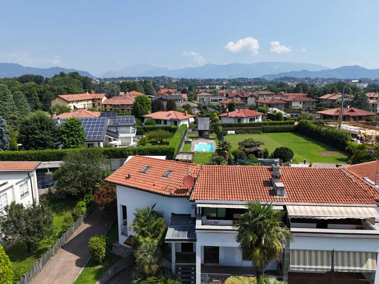 splendida-villa-con-piscina-in-vendita-a-usmate-velate-agenzia-immobiliare-milano-brianza-casa&style (2)