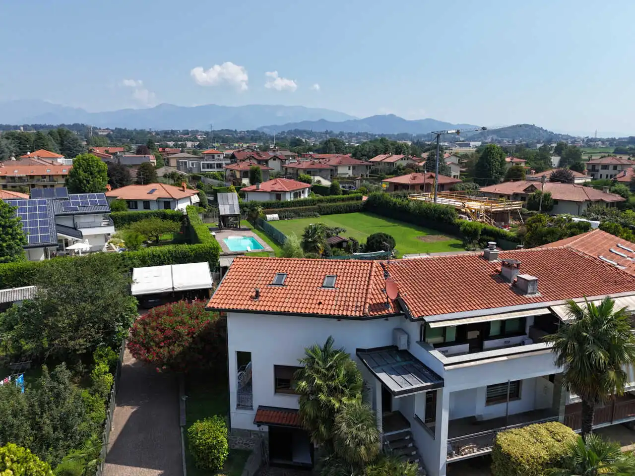 splendida-villa-con-piscina-in-vendita-a-usmate-velate-agenzia-immobiliare-milano-brianza-casa&style (3)