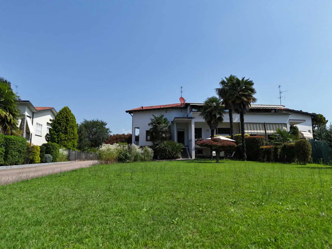 splendida-villa-con-piscina-in-vendita-a-usmate-velate-agenzia-immobiliare-milano-brianza-casa&style (4)