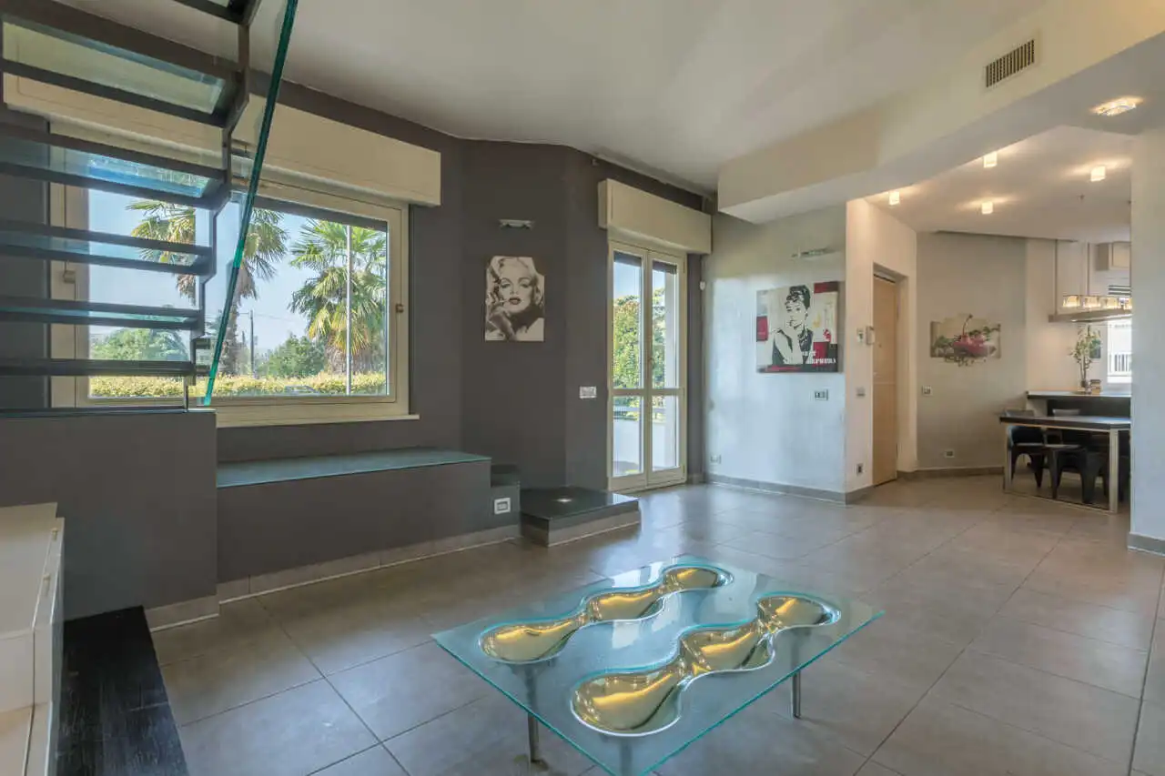 splendida-villa-con-piscina-in-vendita-a-usmate-velate-agenzia-immobiliare-milano-brianza-casa&style 5