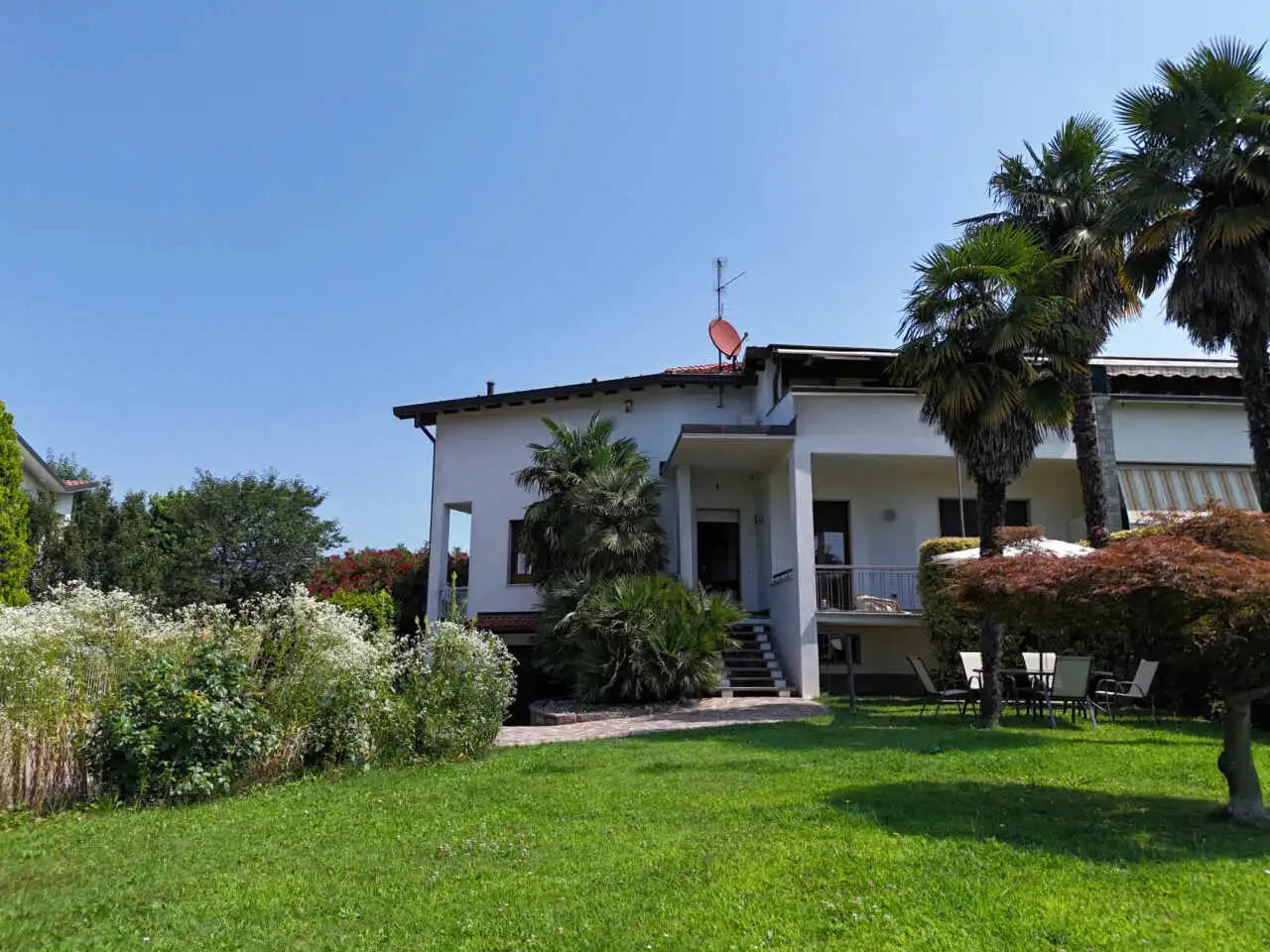 splendida-villa-con-piscina-in-vendita-a-usmate-velate-agenzia-immobiliare-milano-brianza-casa&style (5)