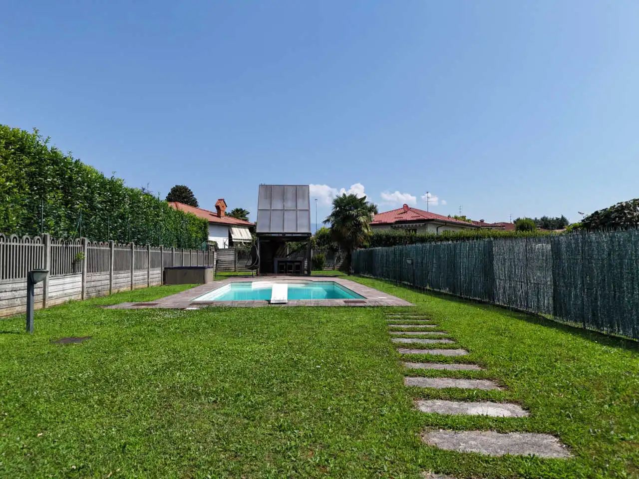 splendida-villa-con-piscina-in-vendita-a-usmate-velate-agenzia-immobiliare-milano-brianza-casa&style (7)