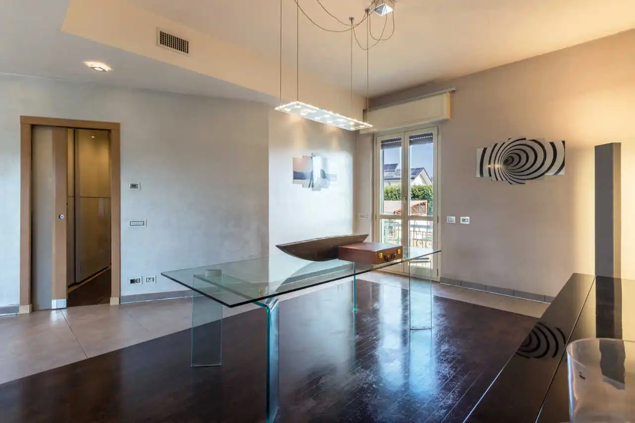 splendida-villa-con-piscina-in-vendita-a-usmate-velate-agenzia-immobiliare-milano-brianza-casa&style 8