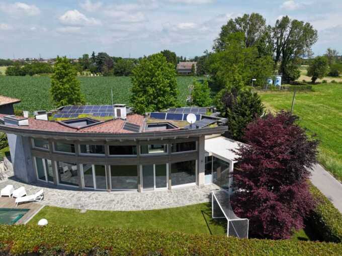 Villa con piscina a Carugate: design moderno, piscina e tecnologia green main image