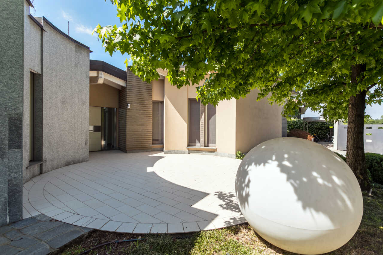 villa-con-piscina-a-carugate-stile-moderno-migliore-agenzia-immobiliare-milano-e-brianza-casa&style (46)