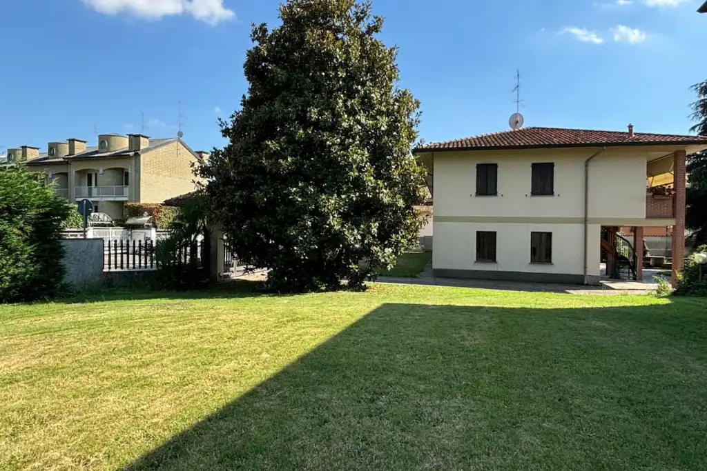 In vendita ampia proprietà immobiliare in Brianza a Bellusco
