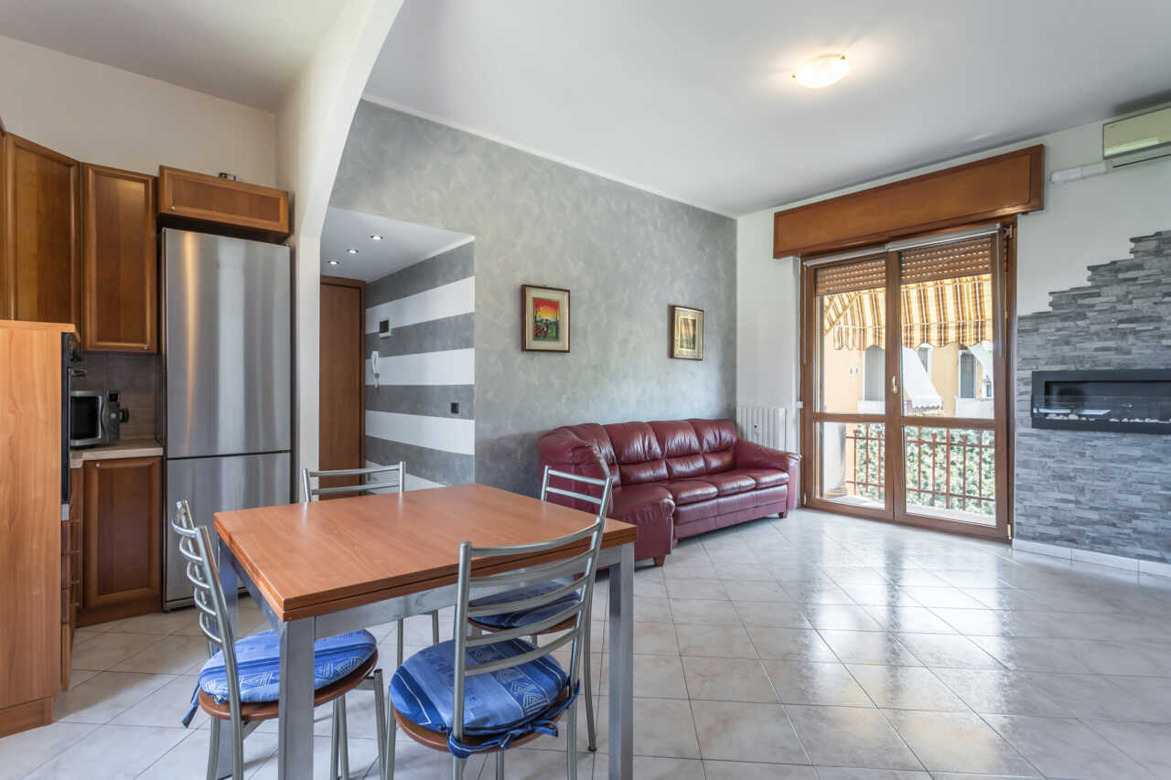 appartamento-ultimo-piano-a-vimercate-luminoso-silenzioso-3-balconi-box-casastyle-migliore-agenzia-immobiliare-monza-brianza-1-1