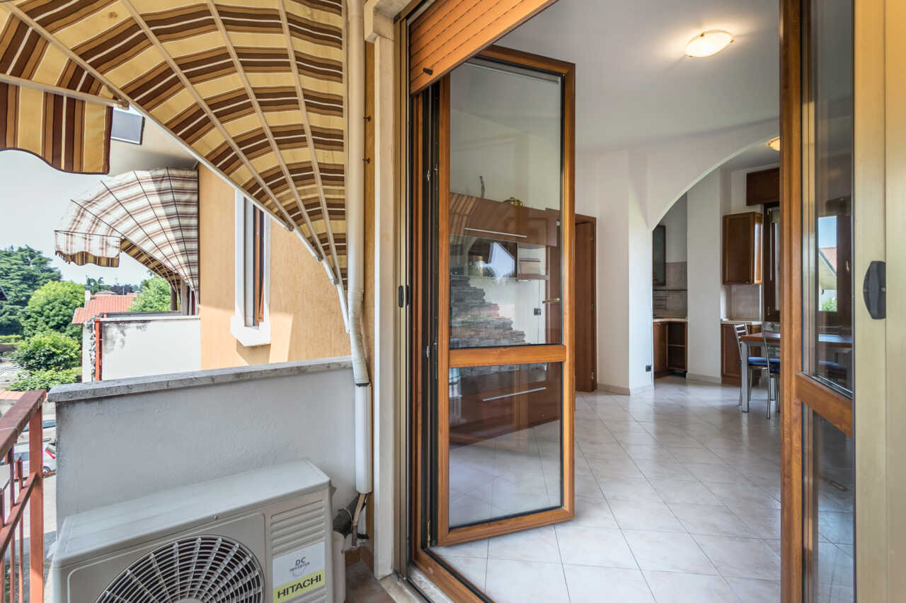 appartamento-ultimo-piano-a-vimercate-luminoso-silenzioso-3-balconi-box-casastyle-migliore-agenzia-immobiliare-monza-brianza-1-11