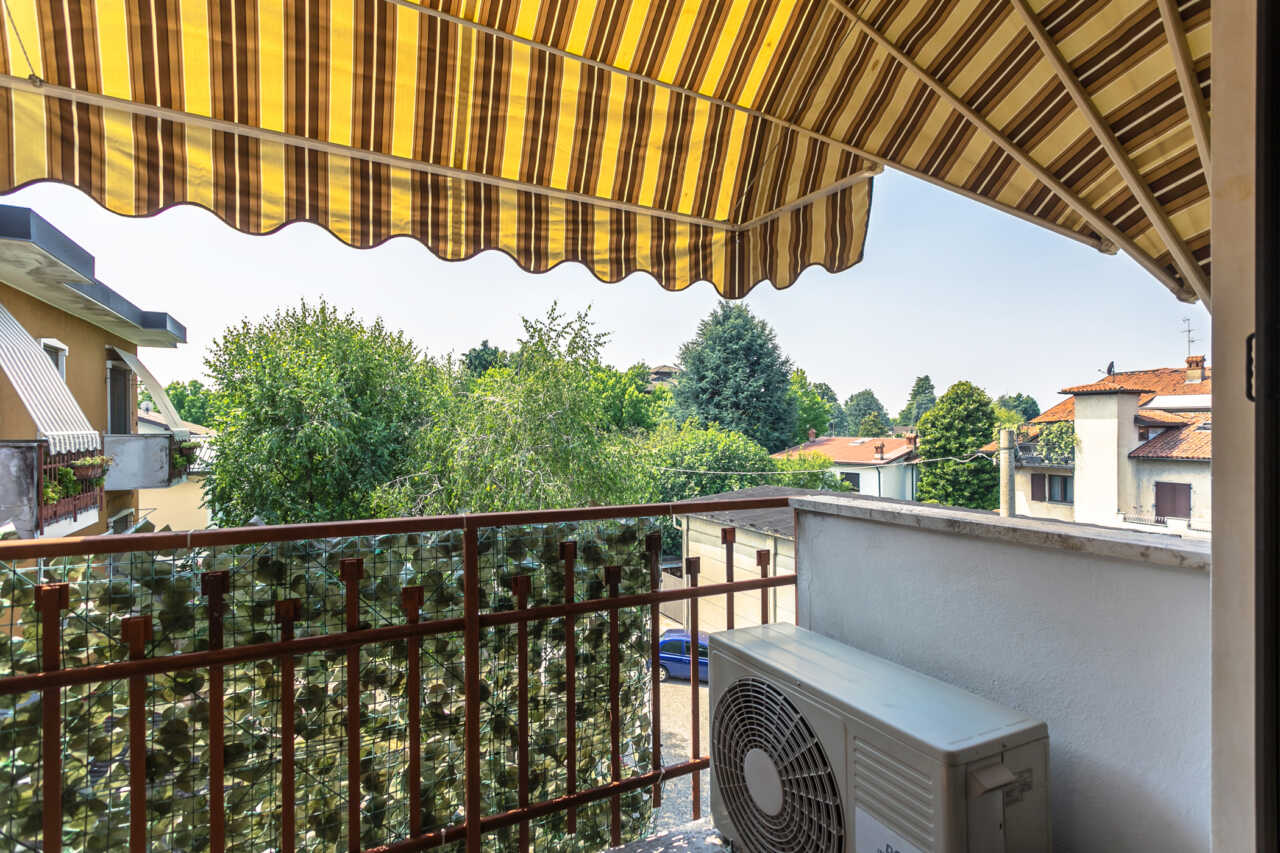 appartamento-ultimo-piano-a-vimercate-luminoso-silenzioso-3-balconi-box-casastyle-migliore-agenzia-immobiliare-monza-brianza-1-12