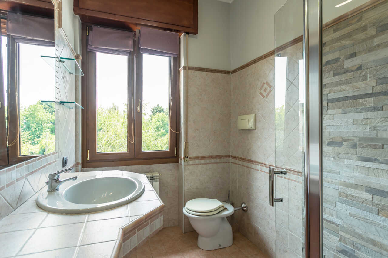 appartamento-ultimo-piano-a-vimercate-luminoso-silenzioso-3-balconi-box-casastyle-migliore-agenzia-immobiliare-monza-brianza-1-20