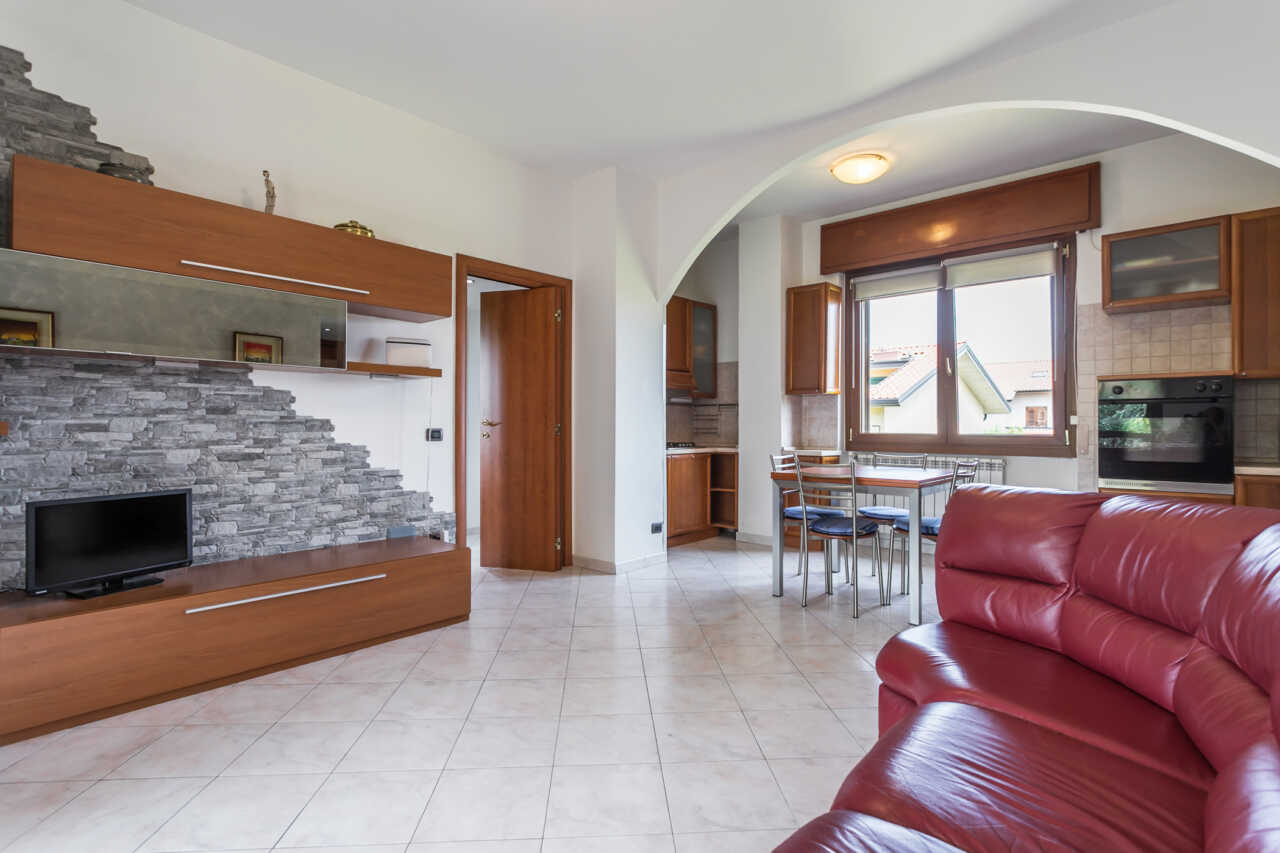 appartamento-ultimo-piano-a-vimercate-luminoso-silenzioso-3-balconi-box-casastyle-migliore-agenzia-immobiliare-monza-brianza-1-4
