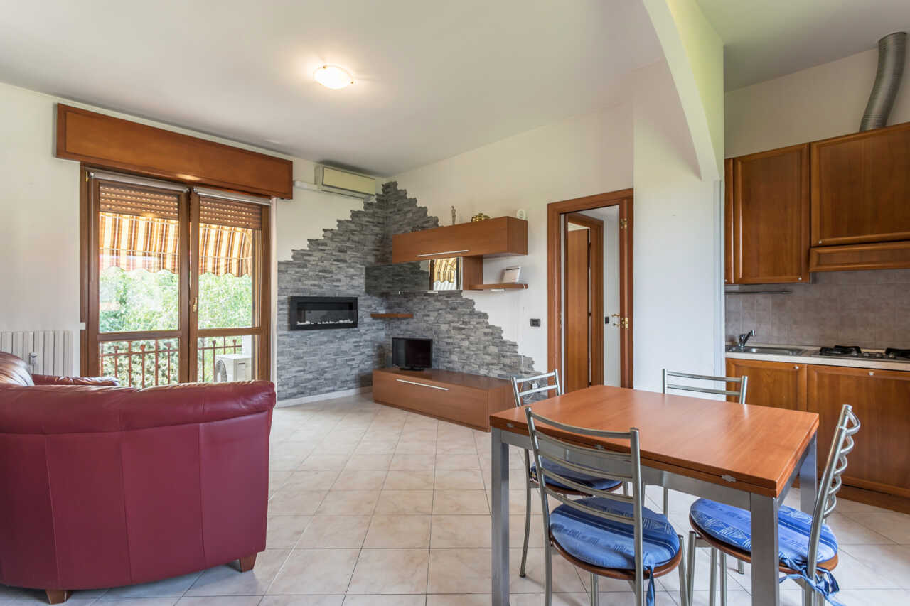 appartamento-ultimo-piano-a-vimercate-luminoso-silenzioso-3-balconi-box-casastyle-migliore-agenzia-immobiliare-monza-brianza-1-8