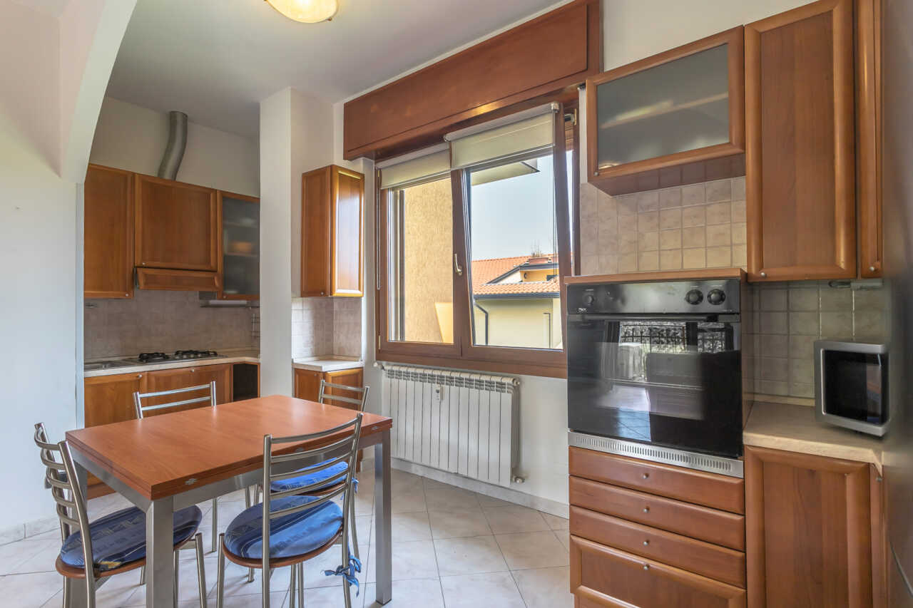 appartamento-ultimo-piano-a-vimercate-luminoso-silenzioso-3-balconi-box-casastyle-migliore-agenzia-immobiliare-monza-brianza-1-9