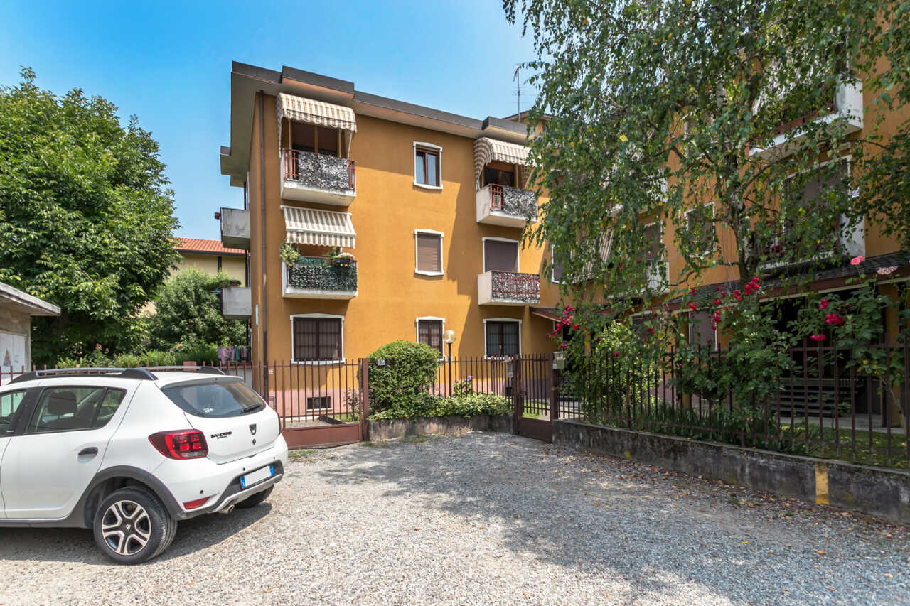 appartamento-ultimo-piano-a-vimercate-luminoso-silenzioso-3-balconi-box-casastyle-migliore-agenzia-immobiliare-monza-brianza-1