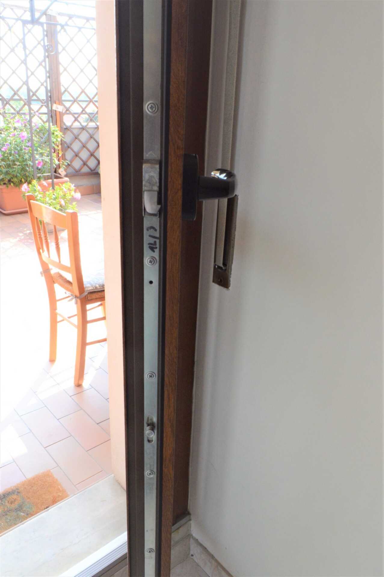 appartamento-ultimo-piano-con-terrazzo-in-vendita-a-roncello-31-FILEminimizer
