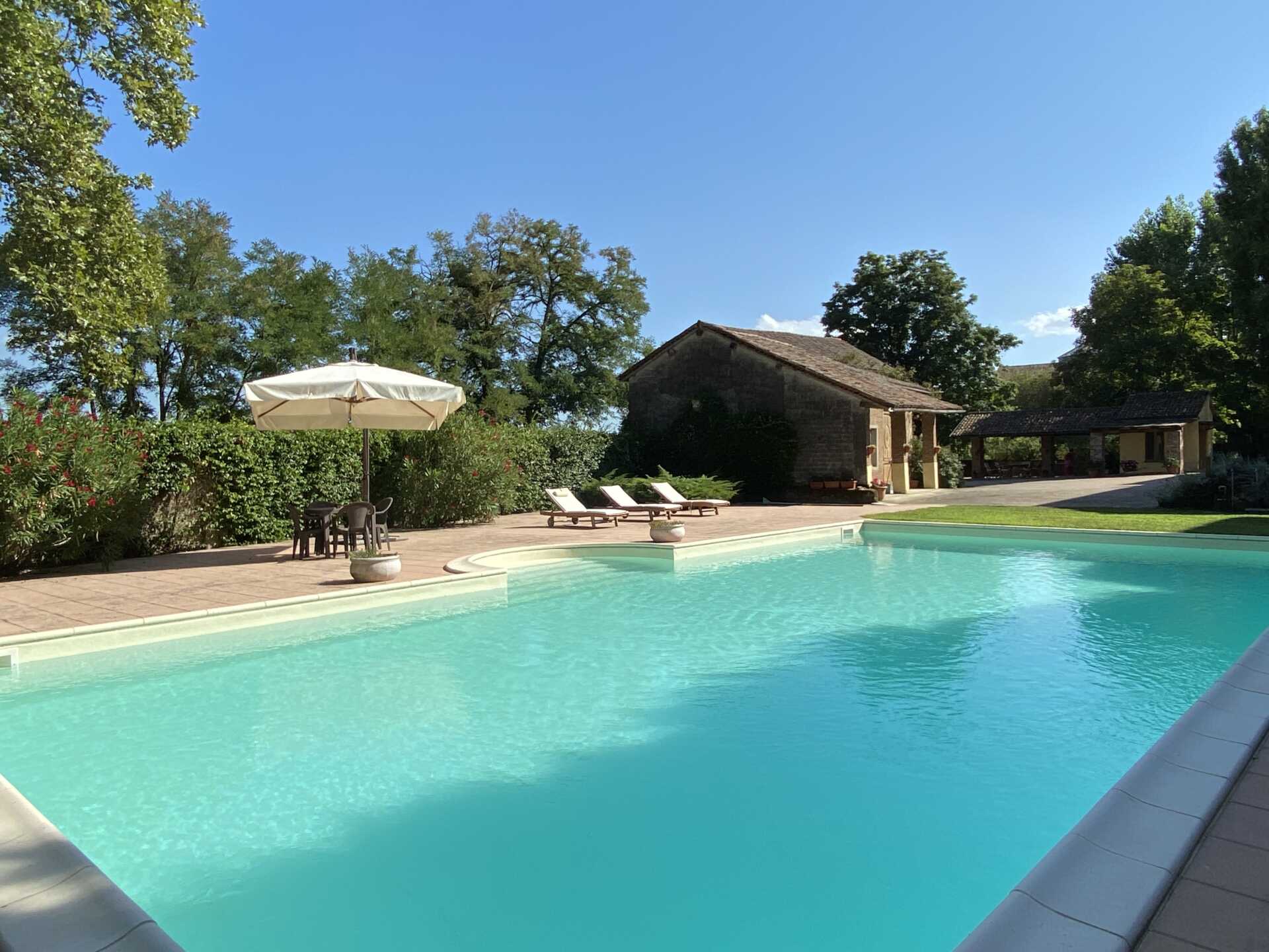 villa-depoca-con-piscina-in-vendita-a-velezzo-lomellina-immobiliare-casaeetyle-piscina-interrata-1