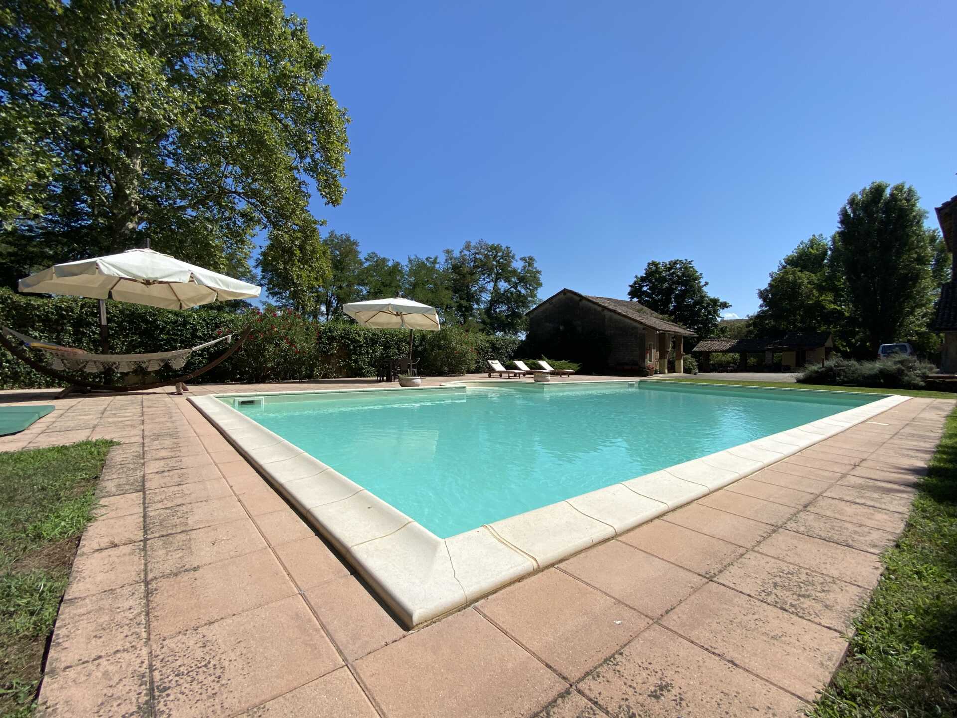 villa-depoca-con-piscina-in-vendita-a-velezzo-lomellina-immobiliare-casaeetyle-piscina-interrata-2