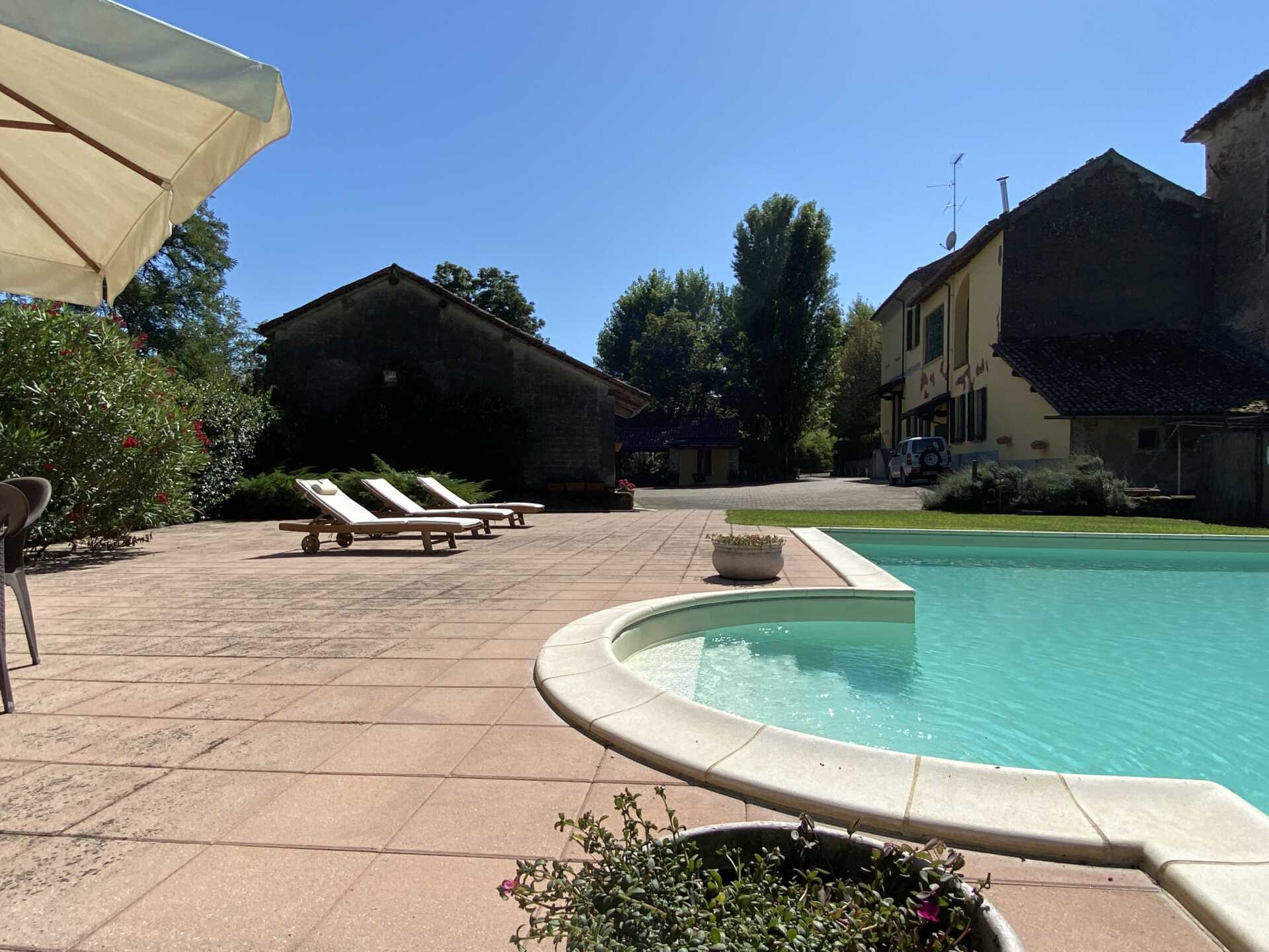 villa-depoca-con-piscina-in-vendita-a-velezzo-lomellina-immobiliare-casaeetyle-piscina-interrata-4