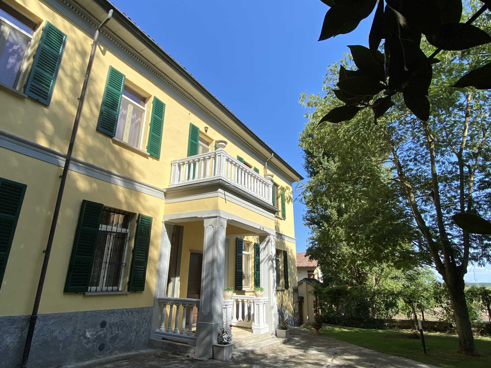 villa-depoca-con-piscina-in-vendita-a-velezzo-lomellina-immobiliare-casaestyle-villa-cortile-1