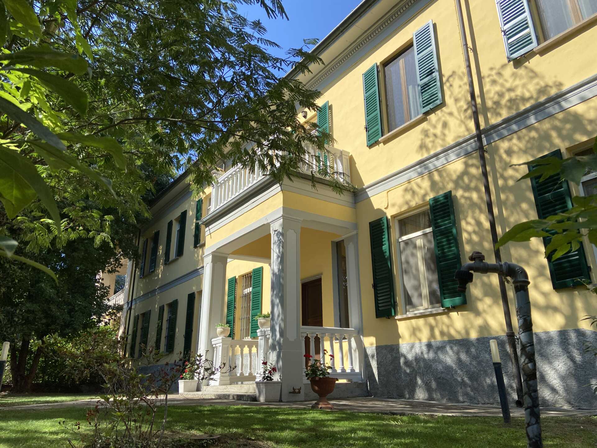 villa-depoca-con-piscina-in-vendita-a-velezzo-lomellina-immobiliare-casaestyle-villa-cortile-6