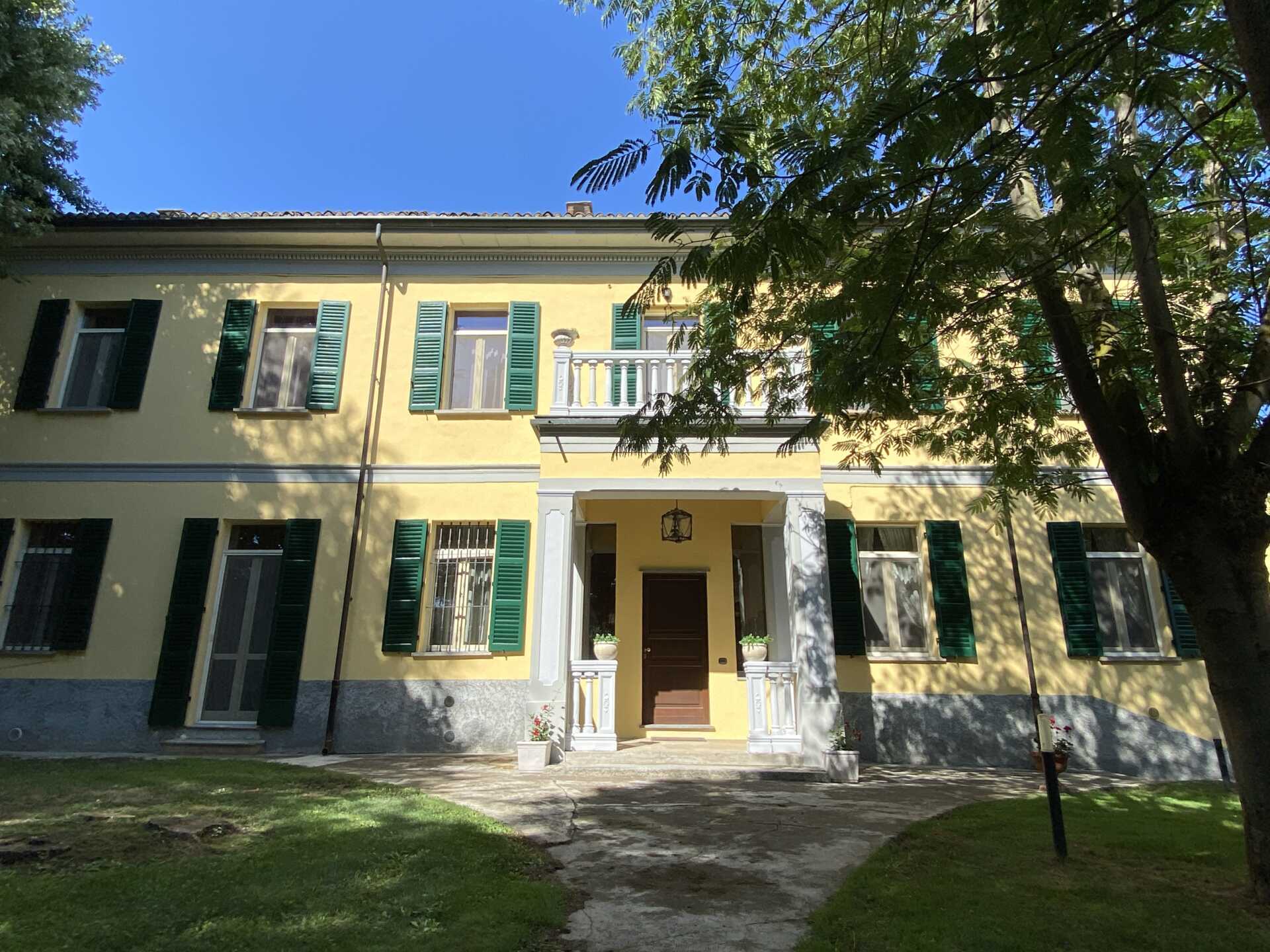 villa-depoca-con-piscina-in-vendita-a-velezzo-lomellina-immobiliare-casaestyle-villa-cortile-7